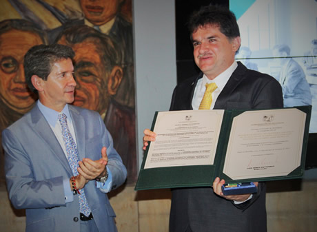 El decano de la Facultad de Minas, Pedro Nel Benjumea, recibió el Escudo de Antioquia Categoría Oro.