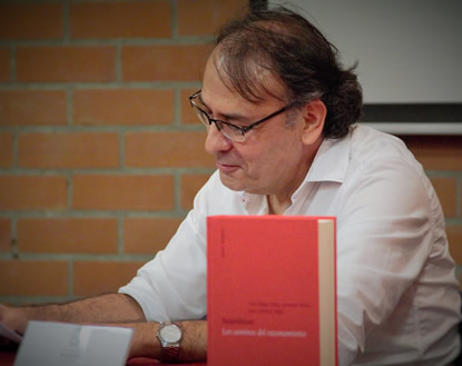 Juan Diego Vélez, docente de la Escuela de Matemáticas de la Facultad de Ciencias, uno de los autores del libro.