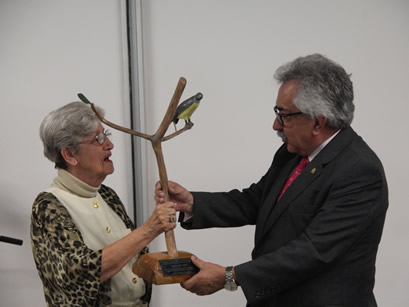 Fabiola Lalinde entregó a la U.N. una escultura como símbolo de memoria.