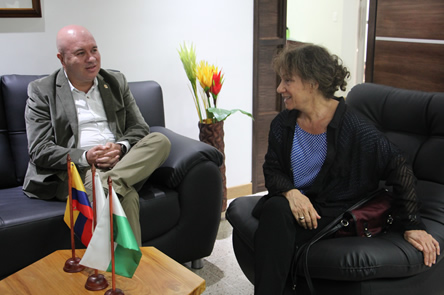 El vicerrector de la U.N. Sede Medellín, John Willian Branch, recibió a la profesora Nicole Lapierre.