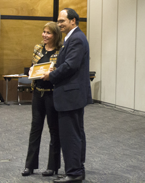 El profesor Renzo Ramírez entregó la distinción a la académica Ana Catalina Reyes Cárdenas.
