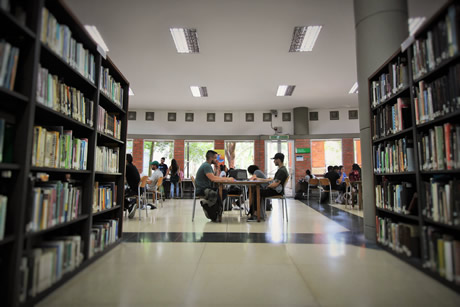 Rubén Espitaleta Benítez y Felipe González son usuarios frecuentes de las jornadas Biblioteca 24 horas.