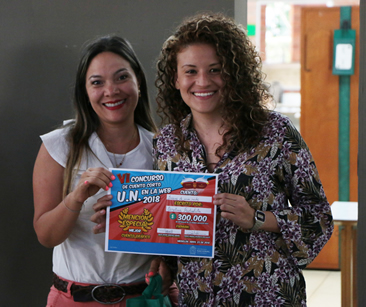 Sonia Valencia (izquierda) y Carolina Piedrahita, ganadora en la categoría Cuento Gráfico.