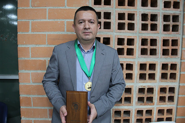 Luis Carlos León González de la Dirección de Laboratorios, merecedor de la Medalla Manuel Ancízar