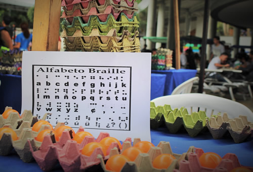 El abecedario y palabras simples como mamá y papá, se aprendieron en el taller de braille.