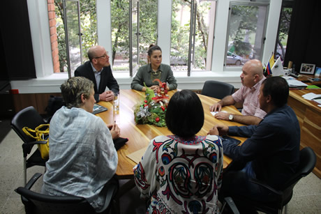 El funcionario británico se reunió con directivas de la U.N. Sede Medellín.
