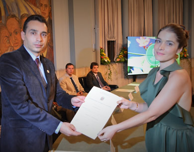 Mauricio Osorio, vicedecano académico de la Facultad de Ciencias, entregó los diplomas en representación del Decano.
