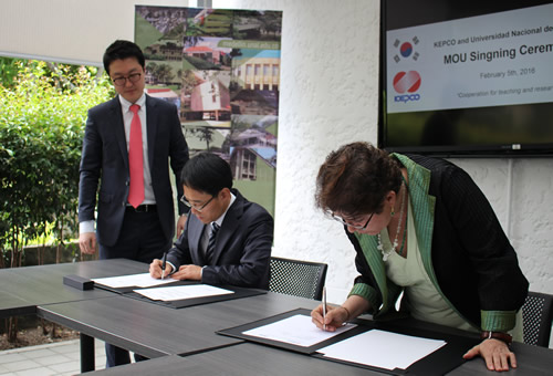 El vicepresidente de Kepco, Kim Hong-Gyun, y la directora académica de la Sede Medellín, Diana Luz Ceballos Gómez, durante la firma simbólica del acuerdo.