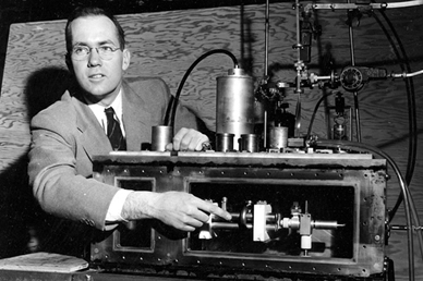 El primer rayo láser fue presentado a la sociedad en 1960 por Theodore Maiman. Foto tomada de: https://goo.gl/images/PF5G2F