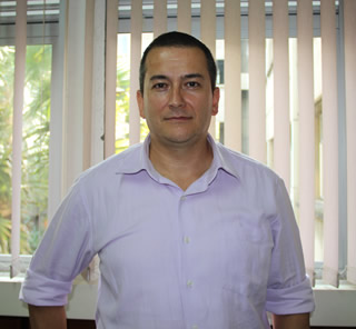 Profesor Daniel Barragán, director del Grupo de Investigación en Calorimetría y Dinámica de Procesos Irreversibles de la Escuela de Química.