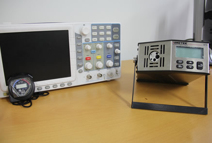 Un oscilador, un contador y un instrumento de prueba para calibración serán los equipos base de trabajo.