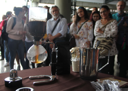 En el contexto de la cátedra los asistentes degustaron el sabor del café colombiano.
