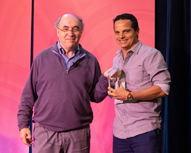El científico Stephen Wolfram (izquierda), creador del lenguaje Wolfram, le entregó el reconocimiento al profesor Jorge Mario (derecha).