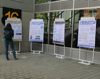 A través de posters los estudiantes y profesores de la Escuela de Química mostraron los resultados de sus trabajos.