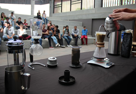 Además de la conferencia del profesor Muñoz Carmona, los asistentes disfrutaron de cata de café.