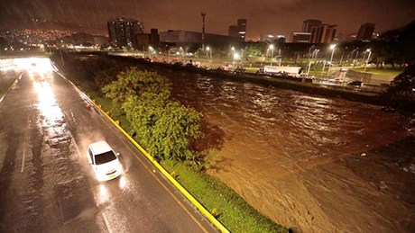 El río Medellín aumentó su nivel histórico en cuatro estaciones de monitoreo. Foto: Carlos Velásquez – tomada de bit.ly/2Q1R0OA