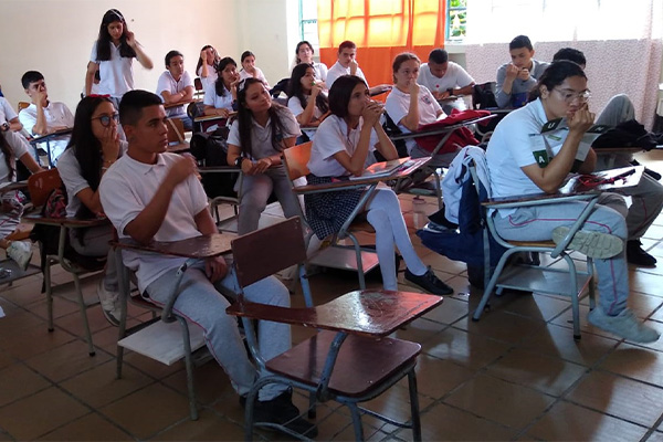 Los estudiantes de once recibieron plegables y folletos con información de la UNAL.  Foto: cortesía Andrés García Vallejo.