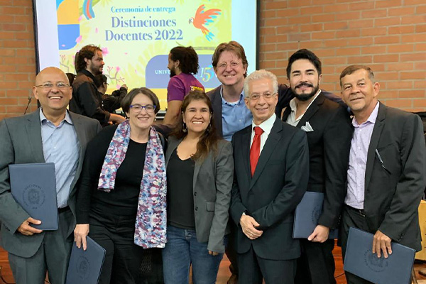 Max Yuri Gil Ramírez y su amigo y exdirector de tesis, Óscar Almario García (de corbata roja), fueron distinguidos recientemente. Foto: cortesía Óscar Almario García.