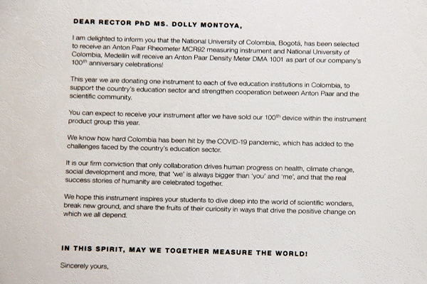La rectora Dolly Montoya Castaño recibió una carta del director ejecutivo de Anton Paar, Friedrich Santner. Foto: Unimedios.