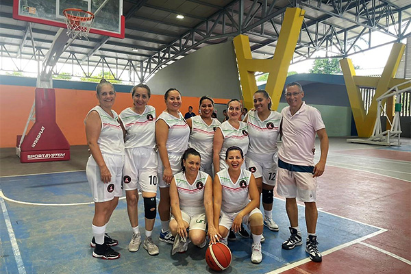 Con el equipo de Sintraunal femenino participa anualmente en campeonatos. Cortesía Nancy Patiño Arango.