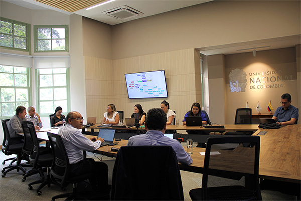 Los asistentes se reunieron con el vicerrector de la UNAL Medellín, Juan Camilo Restrepo Gutiérrez. Foto: Unimedios.