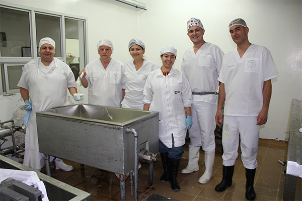 El profesor Uriel y su equipo de trabajo del Laboratorio, conformado por estudiantes y profesionales de diversas áreas del conocimiento. Foto: Unimedios Medellín
