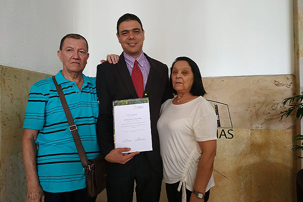 El día de sus grados como Doctor, acompañado por sus padres: José Gabriel Gómez Pineda y Gudiela Pérez Monsalve. Foto cortesía.