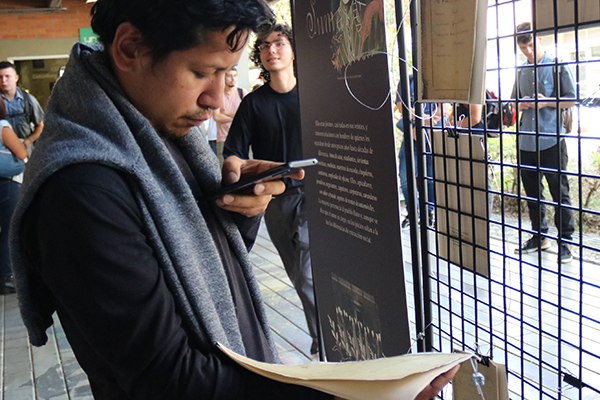 Los espectadores pueden interactuar con la exposición, observar fotografías y escribir cartas de amor o desamor. Foto Unimedios.