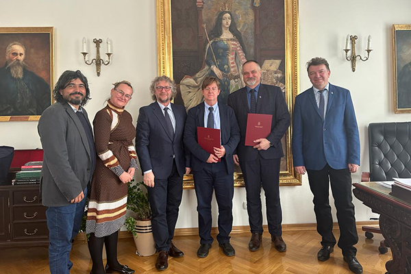La firma del convenio se hizo en la Universidad de Agricultura de Cracovia