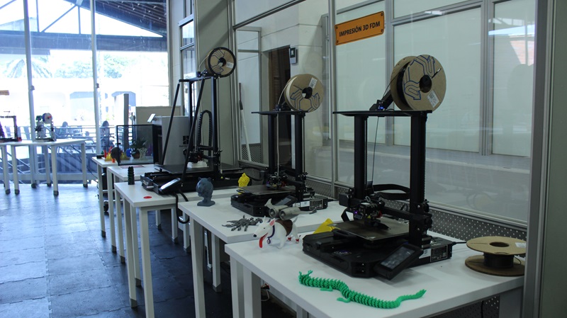 Espacio para la impresión 3D FMD y algunas muestras realizadas por asistentes al Makerspace. Fotografía Unimedios Medellín.