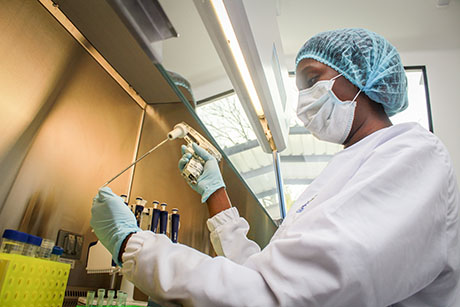 Procesamiento de pruebas de civid-19 en Laboratorio Genómico One Health de la UNAL Medellín.