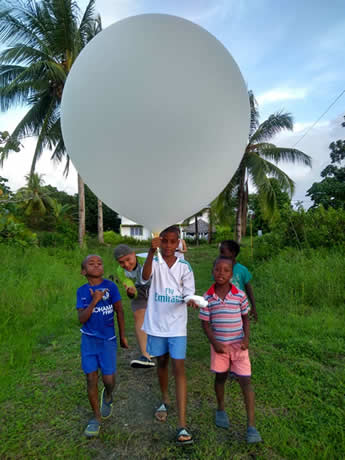 Algunos niños de Nuquí participaron de los lanzamientos de los globos. Foto: cortesía Johanna Yepes Palacio.