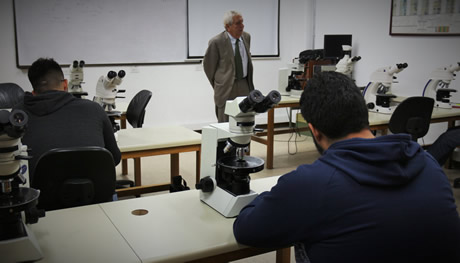 El profesor González Iregui recorrió el país estudiando su geología.