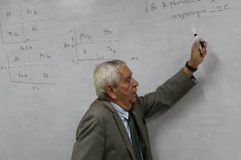 El profesor Humberto lleva más de 40 años dedicado a la docencia.