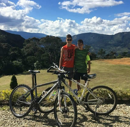 Montar en bicicleta con su hermano Jerónimo, es otro de sus quehaceres favorito. Foto cortesía.