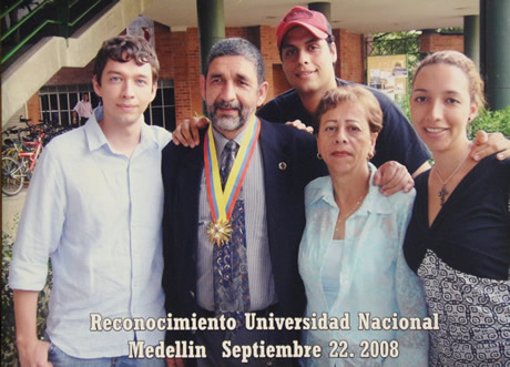 En las Distinciones Académicas del 2018 el Consejo de Sede galardonó al profesor Muñoz Echavarría en la categoría Excelencia Académica.