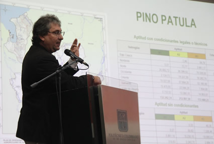 Guillermo Vásquez Velásquez, decano de la Facultad de Ciencias Agrarias entregó información sobre bosques de Antioquia.