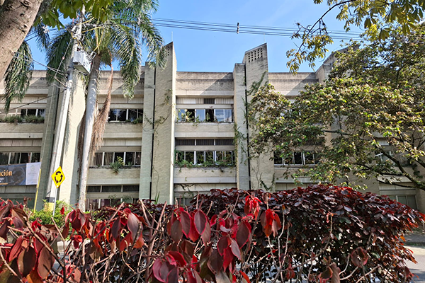 El Bloque 19A, de la Universidad Nacional de Colombia Sede Medellín, Campus de El Volador, fue construido con escombros reciclados. Cortesía Radio UNAL