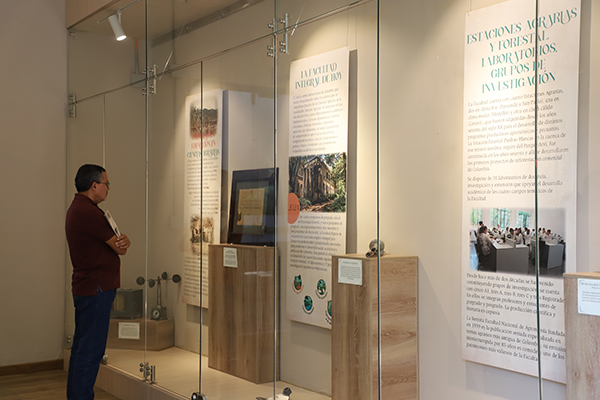 La exposición “Una historia virtuosa que se nos hace presente y nos invita al futuro” contiene objetos importantes para las labores de las ciencias agrarias. Foto de Unimedios.