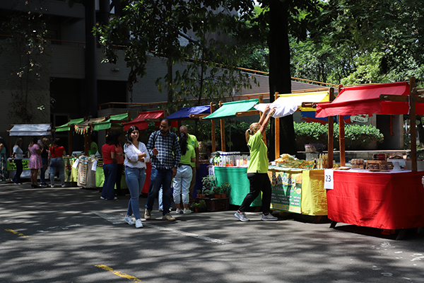 En el mercado campesino se ofrecieron productos de panificación, café, plantas, jabones artesanales, entre otros. Foto de Unimedios.