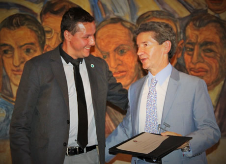 La U.N. Sede Medellín le entregó una Moción de agradecimiento al egresado Luis Pérez Gutiérrez por su participación en el Seminario.