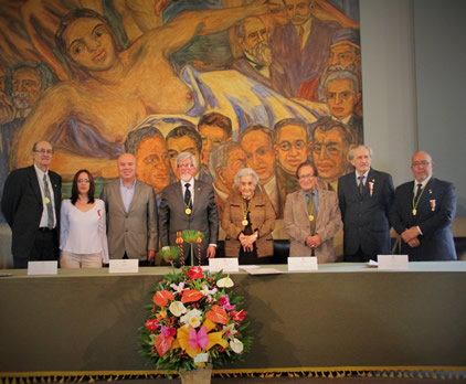 Vicerrector de la Sede, miembros de Accefyn y docentes homenajeados.