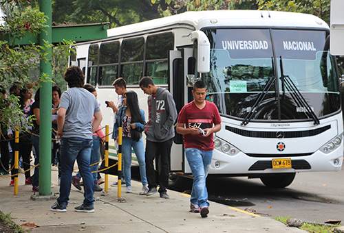 La Sede Medellín dispuso algunos de sus buses en sitios estratégicos de la ciudad para facilitar el transporte de los aspirantes.