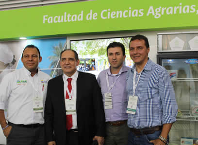 El decano de la Facultad de Ciencias Agrarias, Alexander Osorio Saraz, en compañía del secretario de Agricultura de Antioquia, Jaime Garzón Araque y otros visitantes al stand de la U.N. en  Expo Agrofuturo 2017.