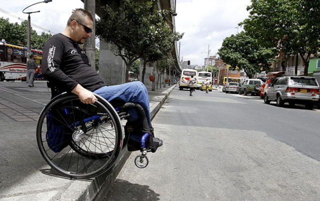 La arquitectura de la ciudad tampoco está acondicionada para personas con discapacidad. Fotografía tomada de: www.elcolombiano.com