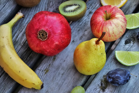 Frutas como la granada, la pera, la manzana y otras, son apreciadas por sus componentes antioxidantes. Fotografía tomada de: https://pixabay.com/es/granada-fruta-pera-fresco-3667667/