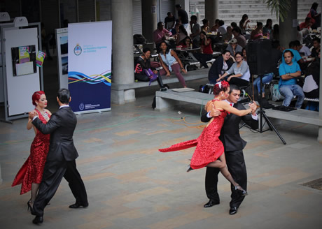 El tango, es una de las tradiciones argentinas que más acogida tiene en la ciudad.