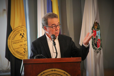 José Alberto Vélez Cadavid, egresado del programa de Ingeniería Administrativa y expresidente de Argos Colombia.
