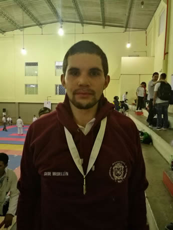 Felipe Vélez consiguió medalla de plata en Karate DO.