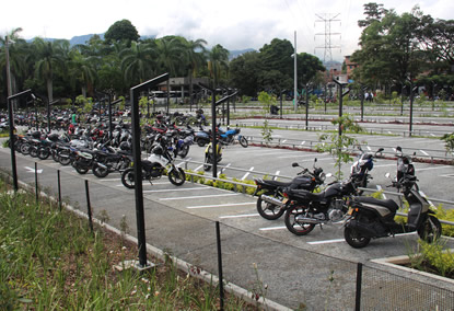 El parqueadero de motos está conformado por 755 celdas de estacionamiento alrededor de las cuales se sembraron 90 árboles.